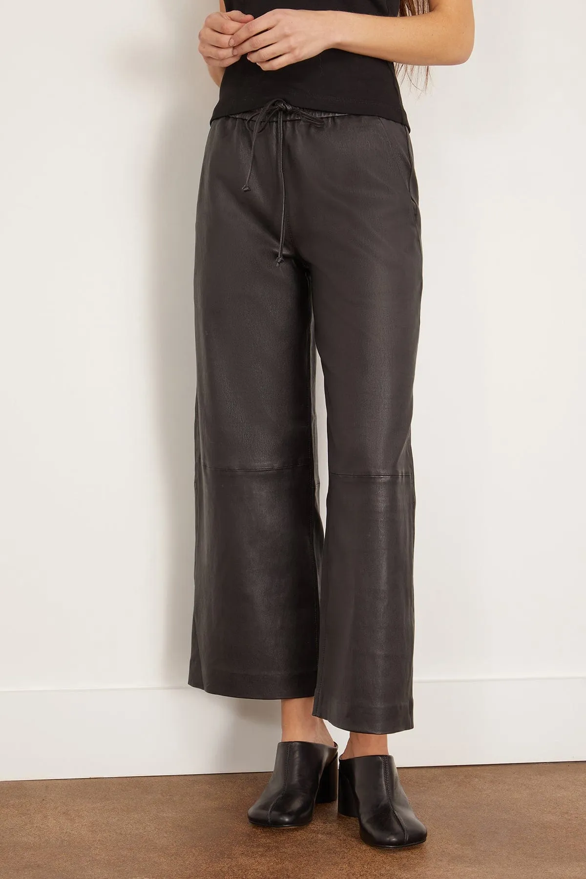 Cropped Baggy Pants in Black